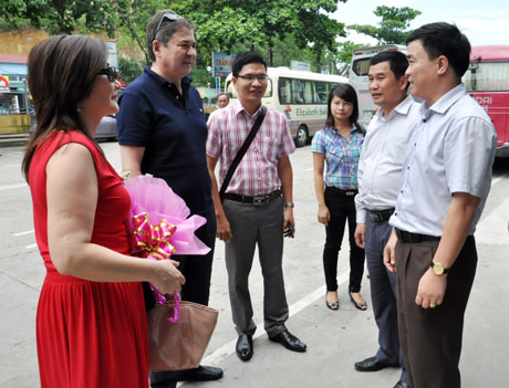 哈萨克斯坦文化通讯部代表团参观下龙湾